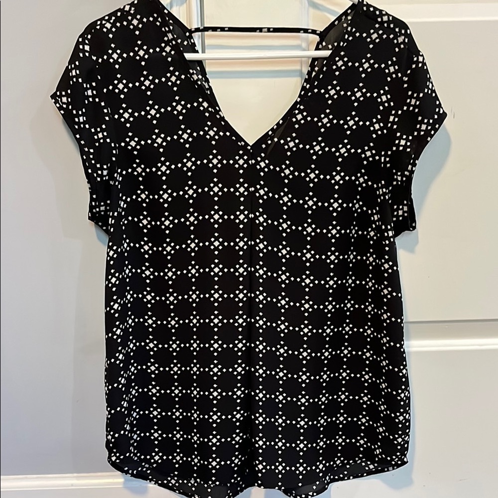 DR2 Black and White Fitted Short Sleeve Blouse